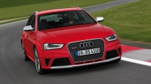 Audi RS4 Avant вырывается из поворота